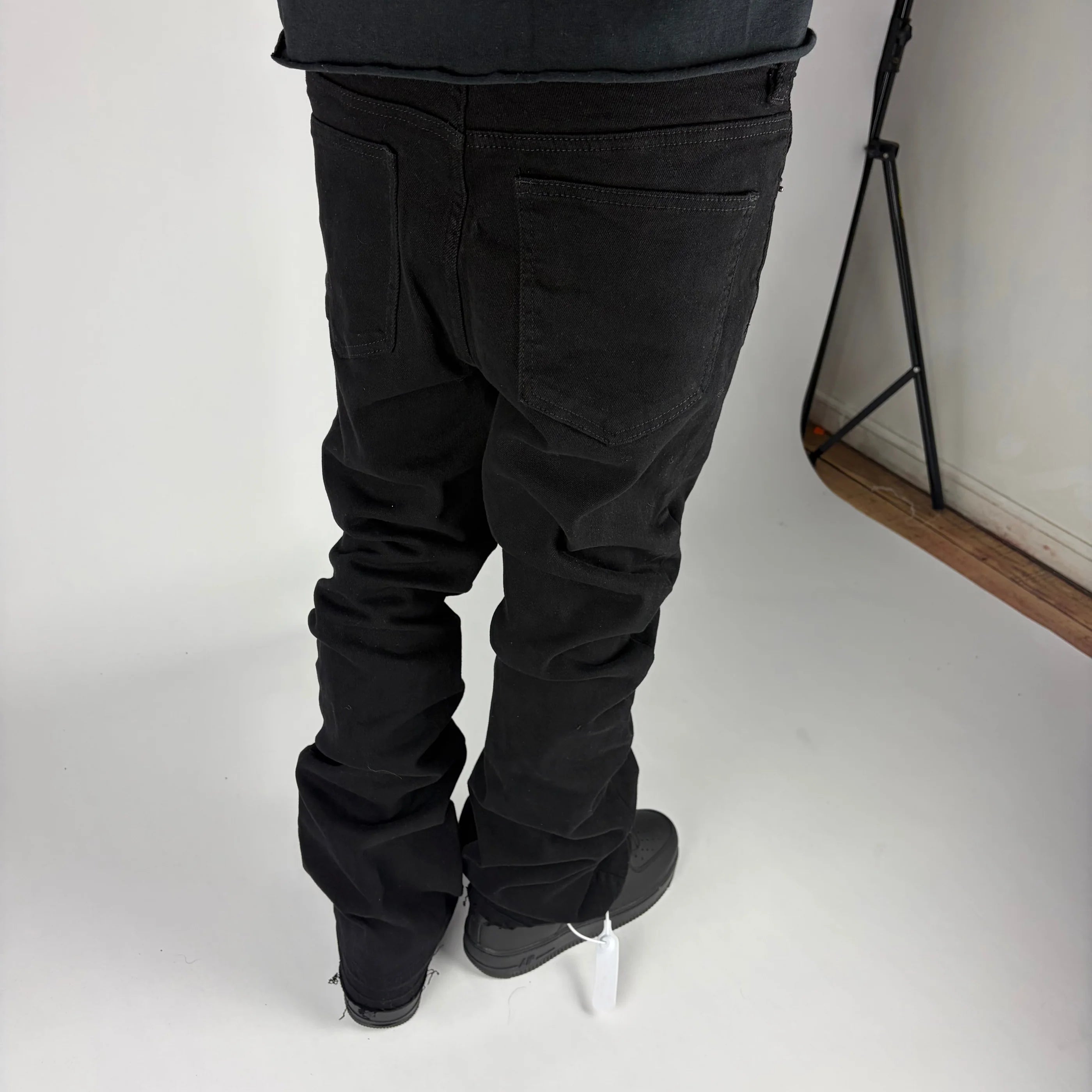 Black Fashion Nova Flare Jeans hombre Stylo 88, look completo en modelo — denim streetwear Chile