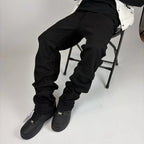 Black Flare Jeans sentado