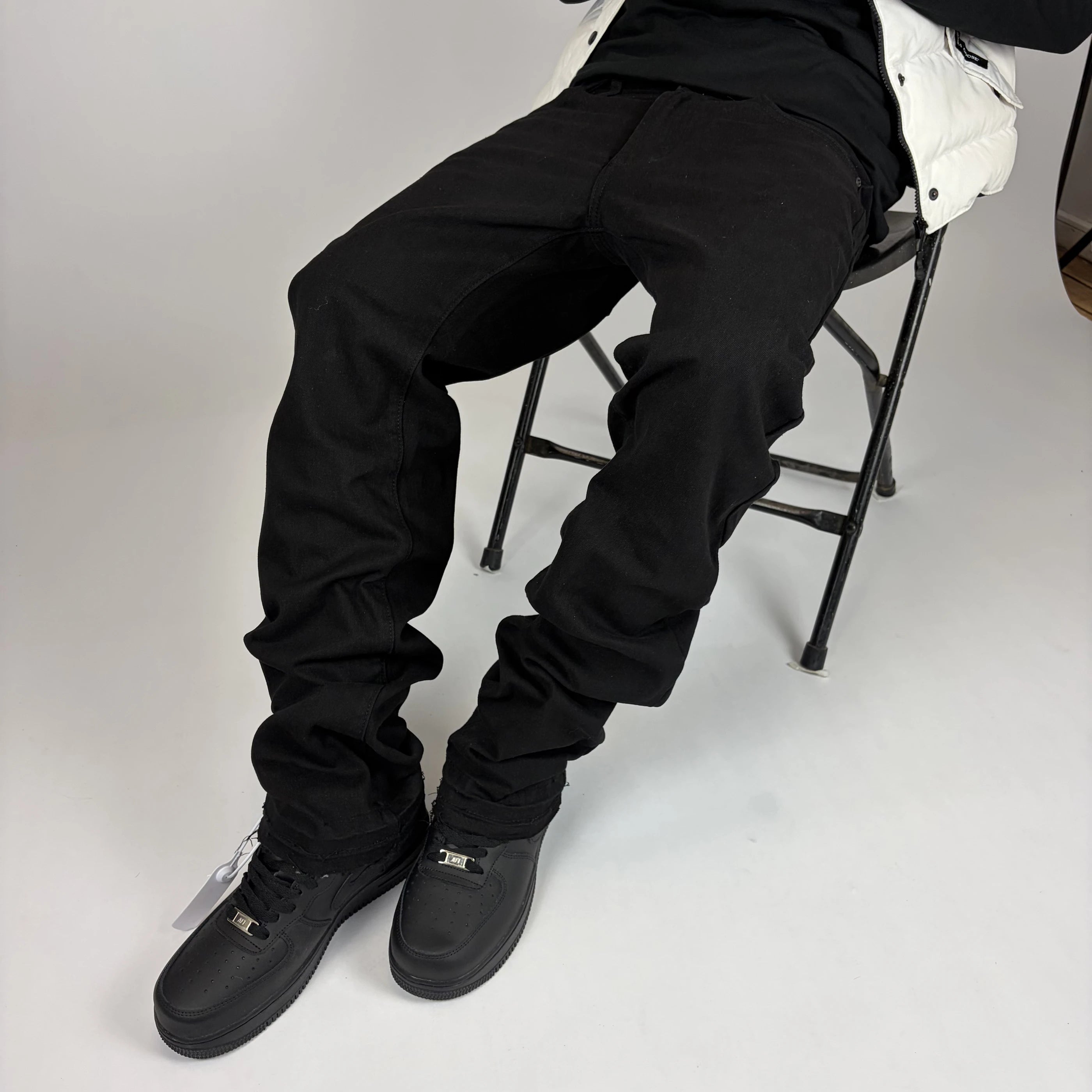 Black Flare Jeans sentado