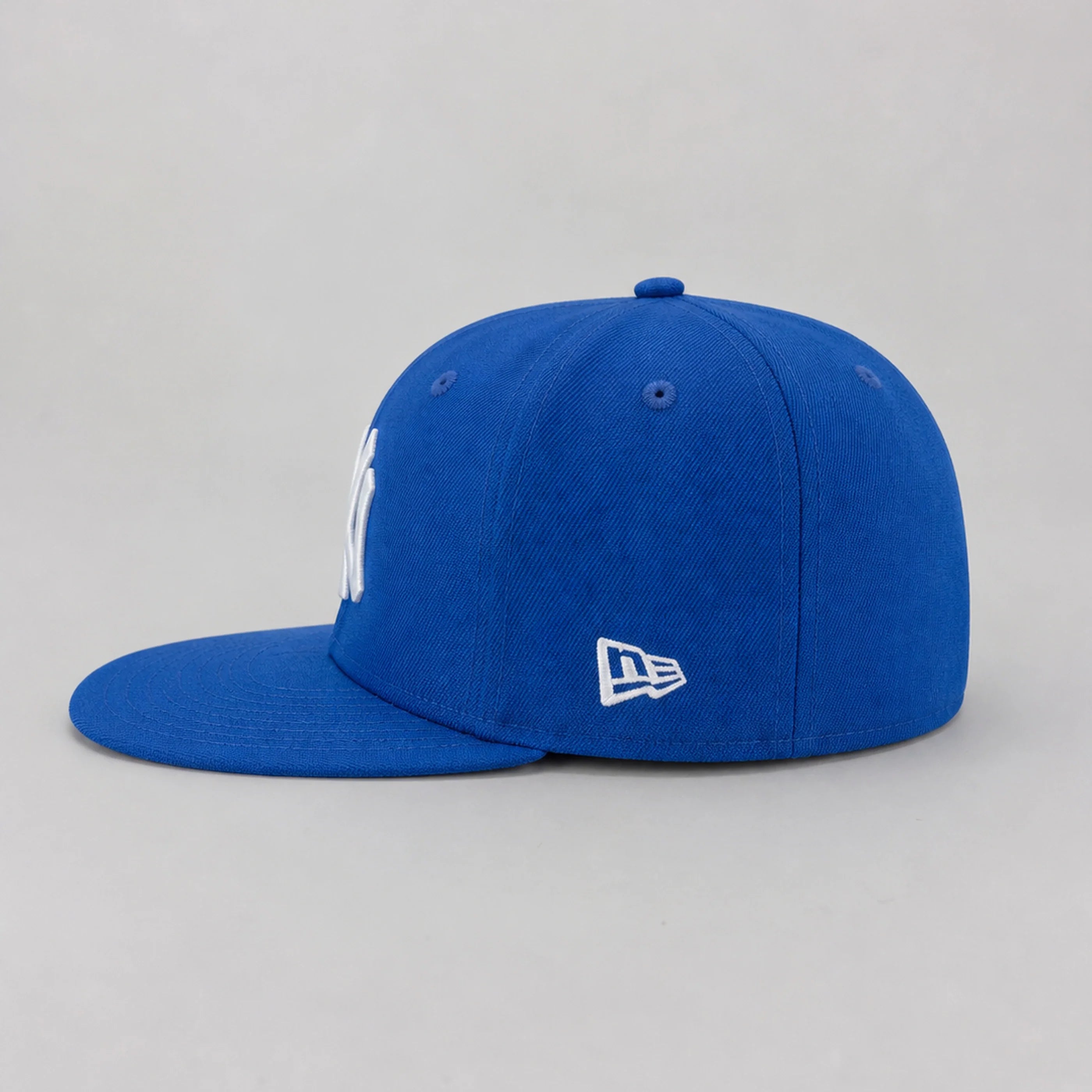 Gorra NY Blue New Era 59FIFTY, vista lateral — Stylo 88