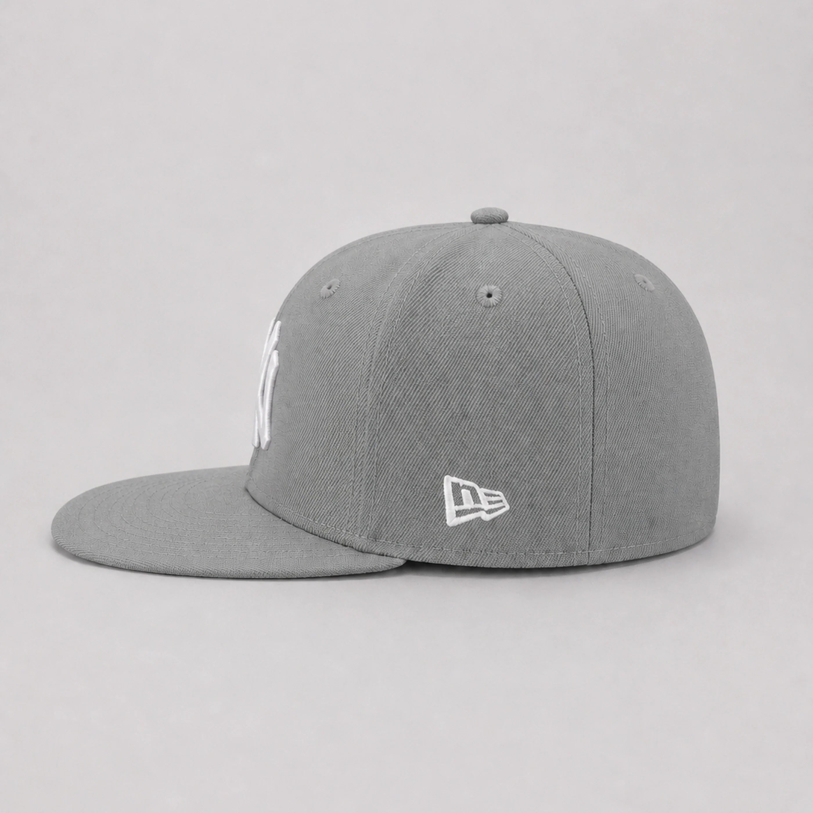 Gorra NY Grey New Era 59FIFTY, vista lateral — Stylo 88