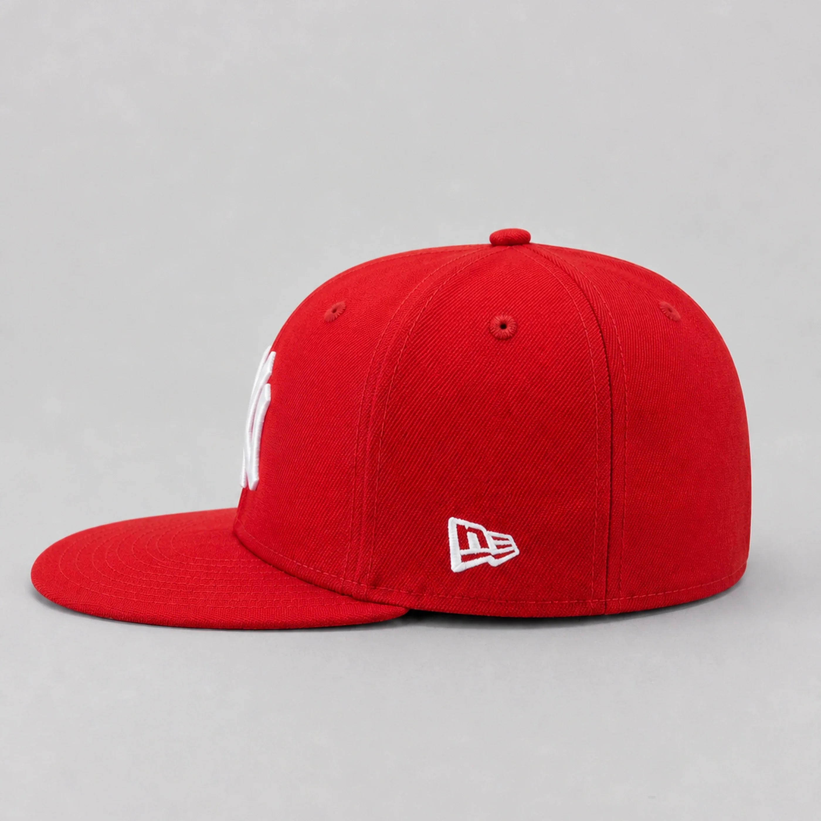 Gorra NY Red New Era 59FIFTY, vista lateral — Stylo 88