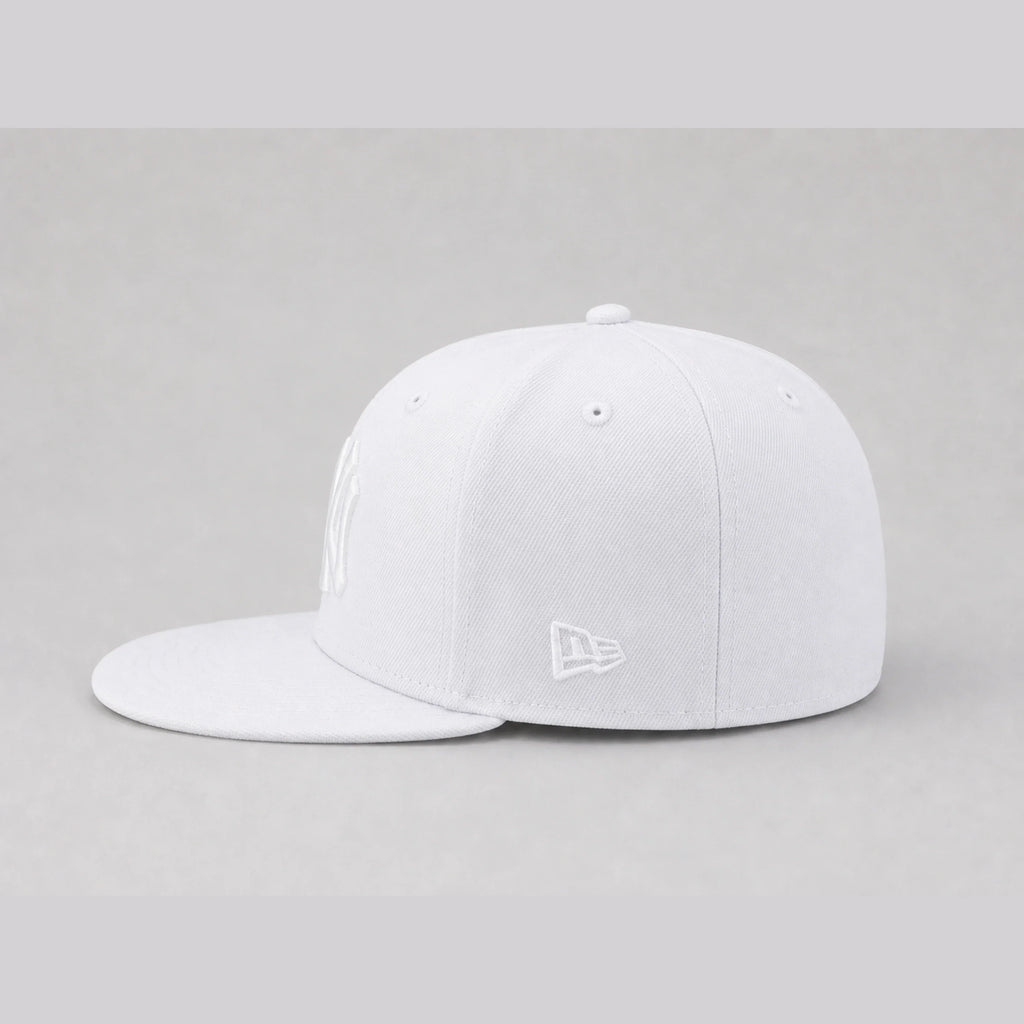 Gorra NY White New Era 59FIFTY, vista lateral — Stylo 88