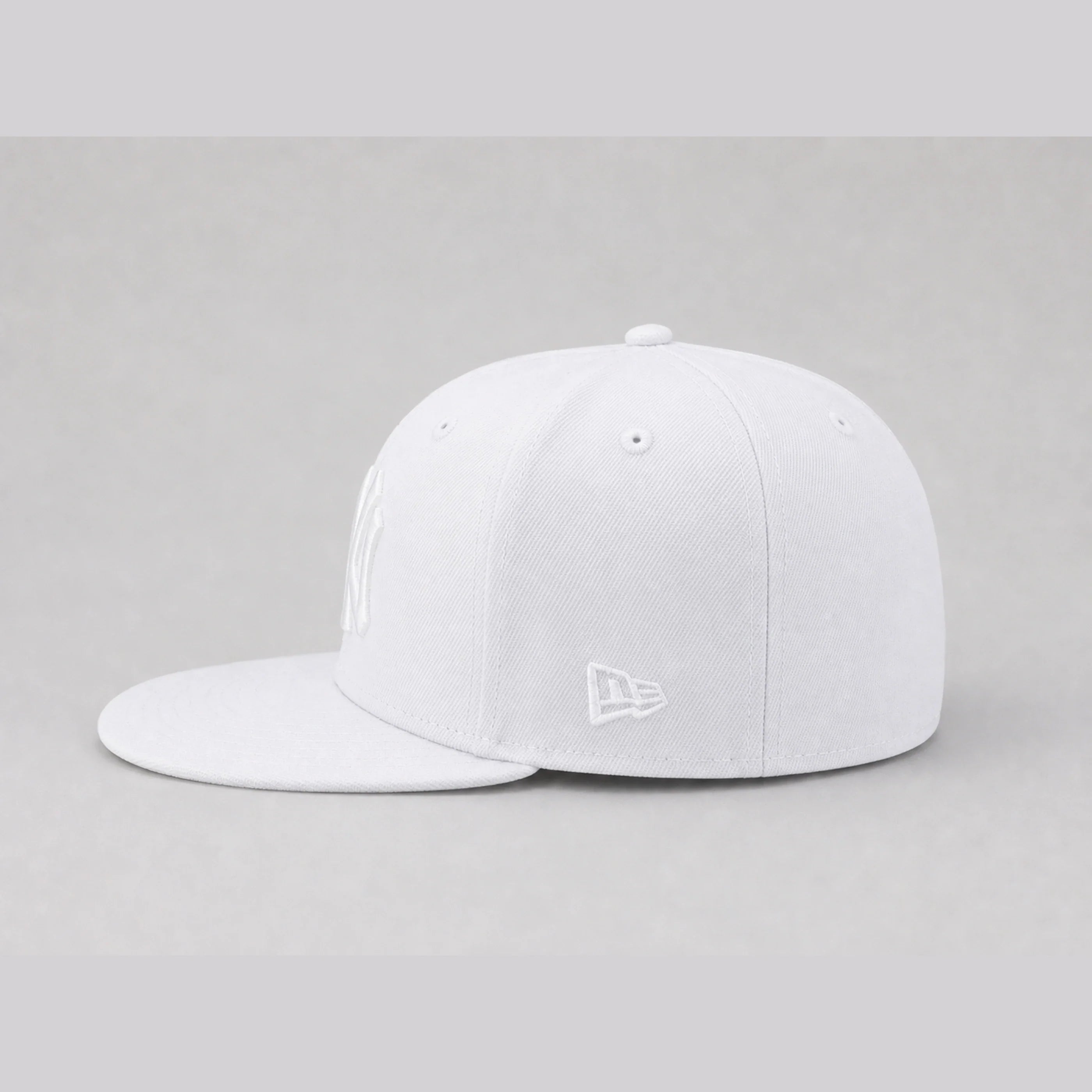 Gorra NY White New Era 59FIFTY, vista lateral — Stylo 88