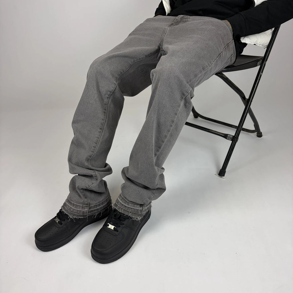 Grey Flare Jeans sentado