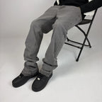 Grey Flare Jeans sentado