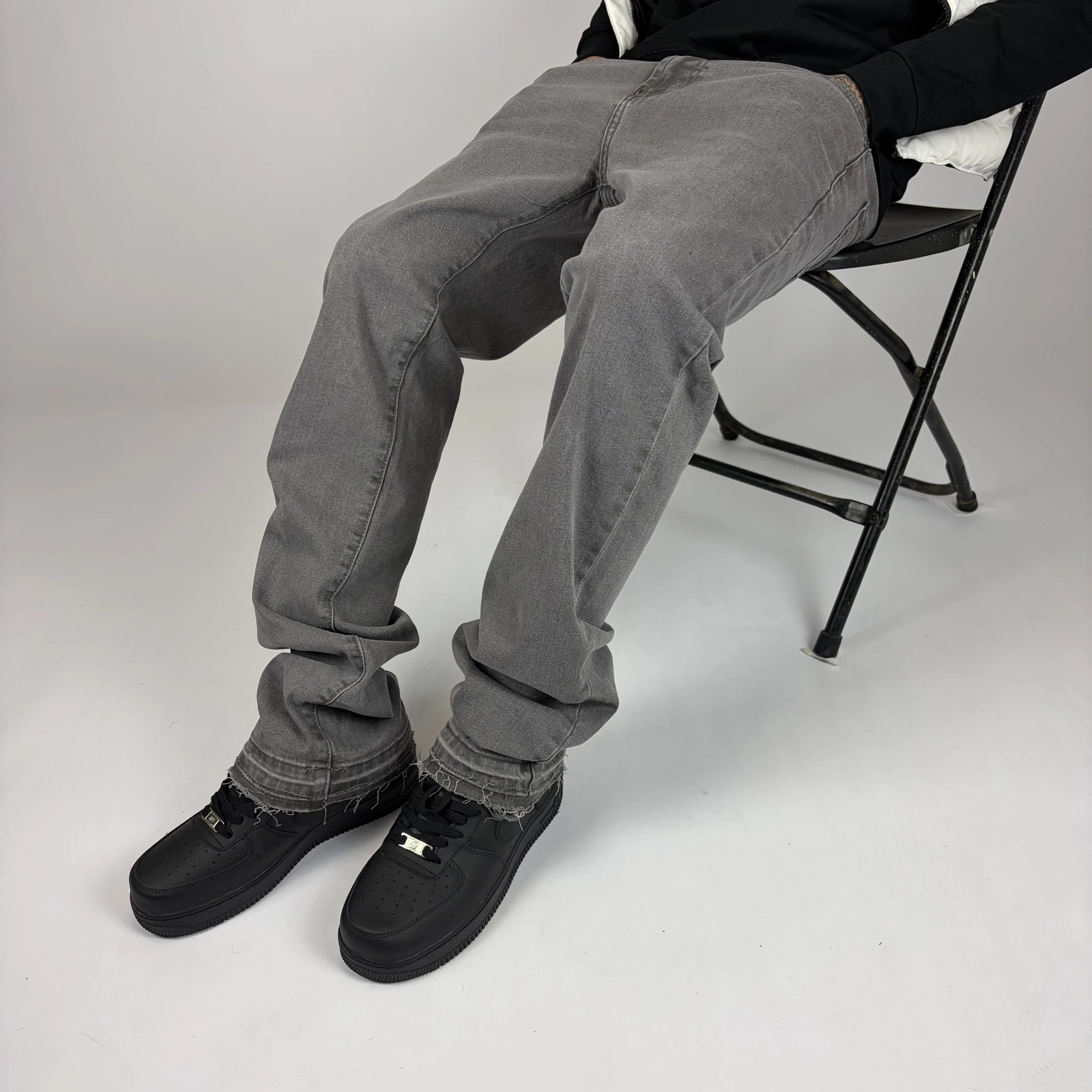 Grey Flare Jeans sentado