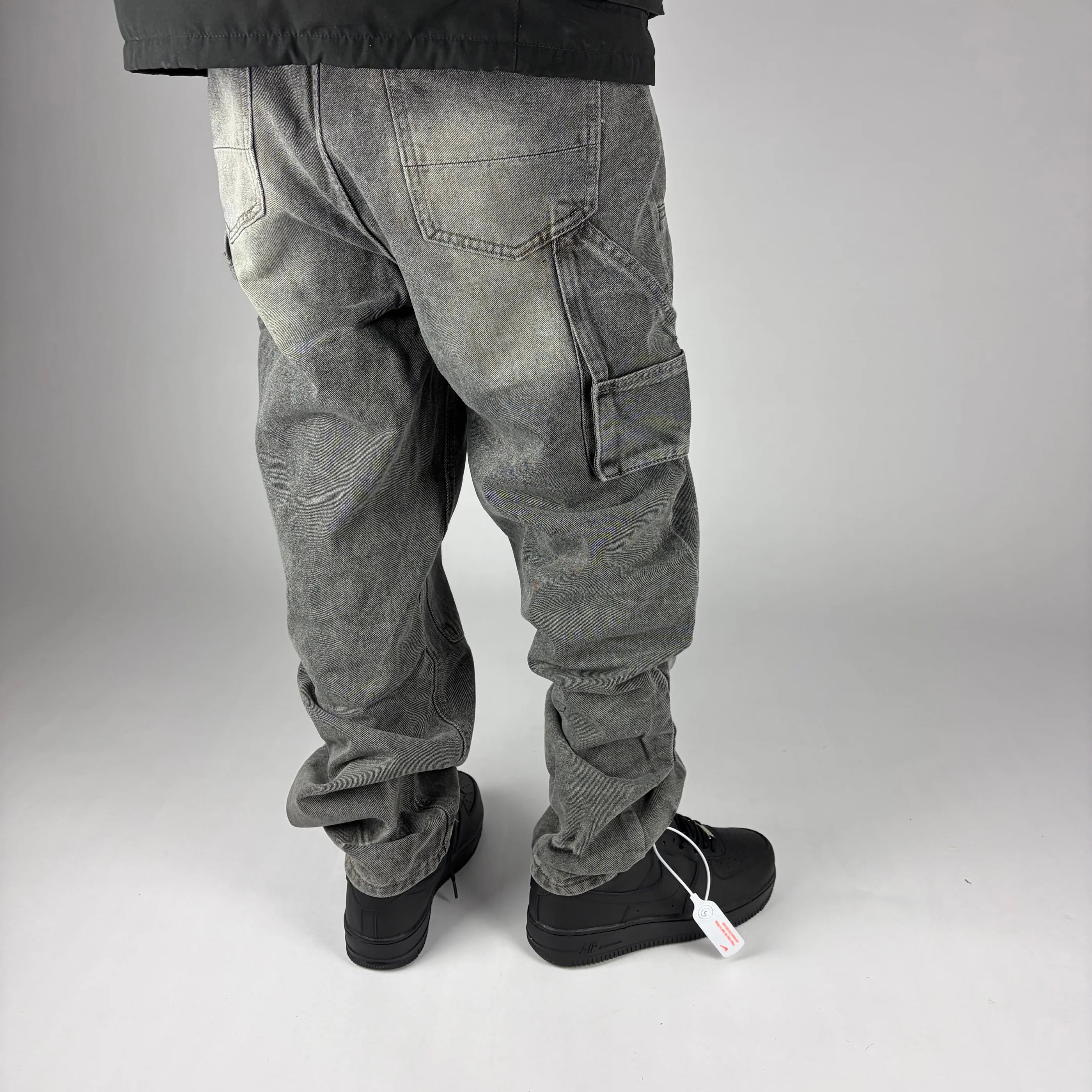 Detalle del bolsillo cargo trasero del jeans carpintero gris Stylo 88 en denim gastado