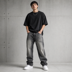 Hombre chileno de 21 anos estilo urbano usando Pulsar Jeans gris negro lavado