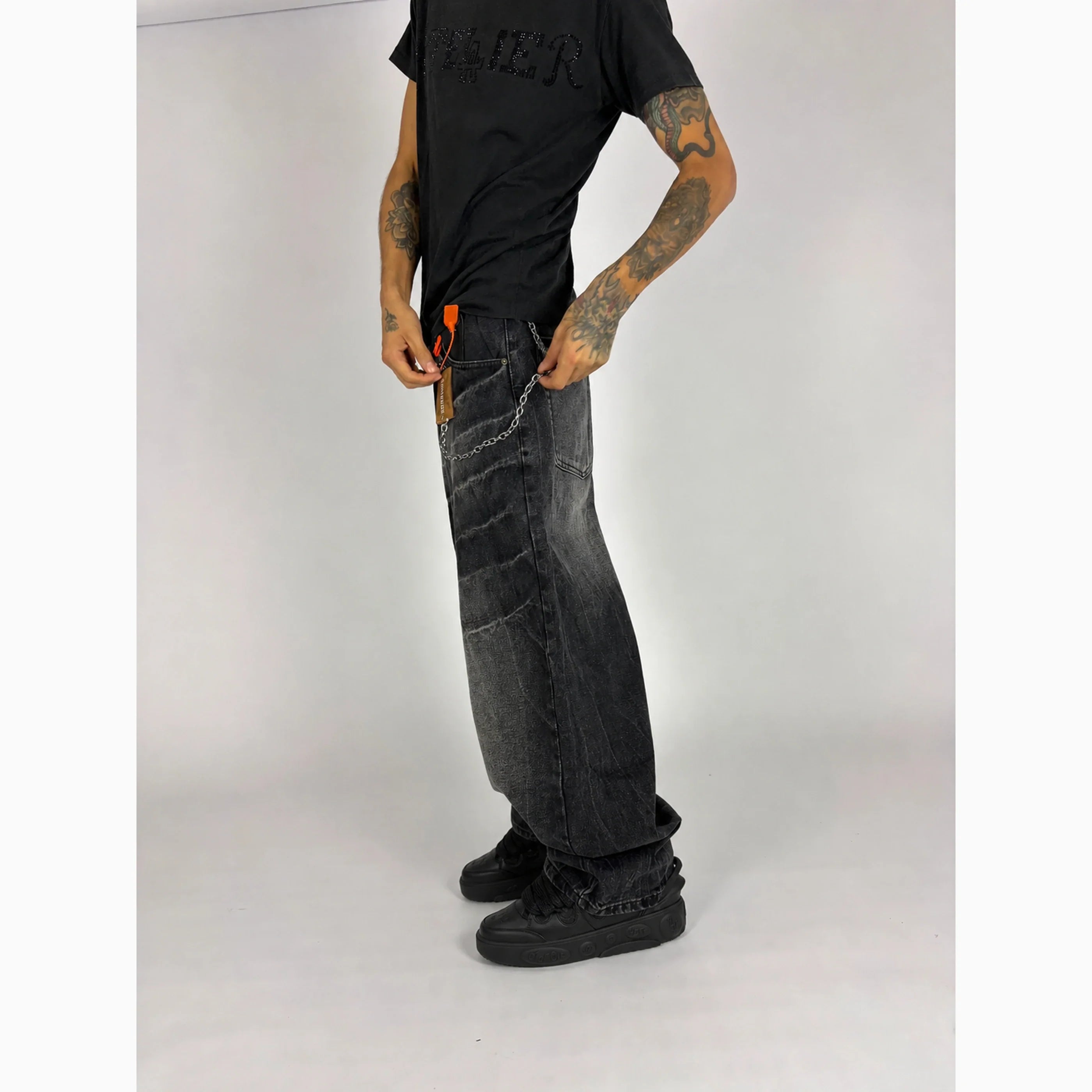 Quasar Baggy Jeans hombre Stylo 88, vista lateral sujetando cadena con Puma LaFrancé 3X Black