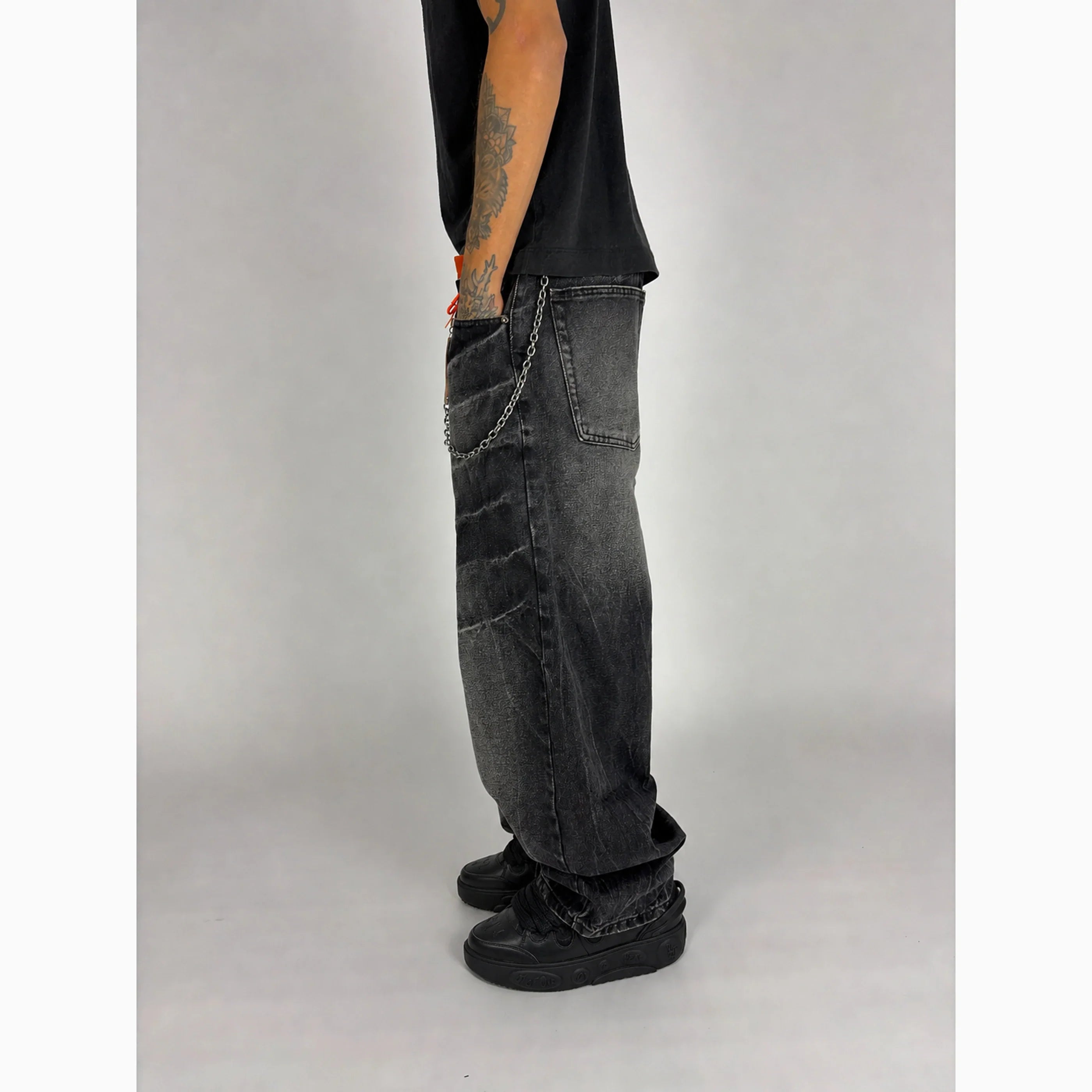 Quasar Baggy Jeans hombre Stylo 88, look lateral completo con Puma LaFrancé 3X Black